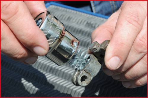 KS Tools battery terminal and terminal cleaning brush