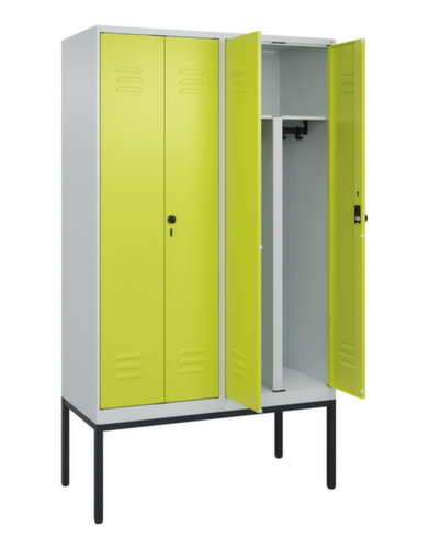 C+P Locker met zitbank Classic Plus voor scheiding van kleding, vakbreedte 300 mm