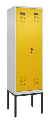 C+P Zwart-wit locker Evolo PLUS met dubbele vakken en voetonderstel